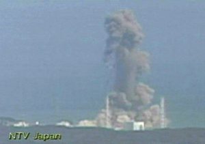 Fumée sortant d'une centrale à Fukushima Fumée sortant d'une centrale à Fukushima