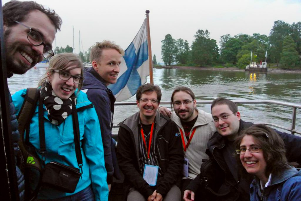 De gauche à droite: Timothée, Marion, Adrien, le drapeau finlandais, Olivier, Mathias, Simon, Sarah